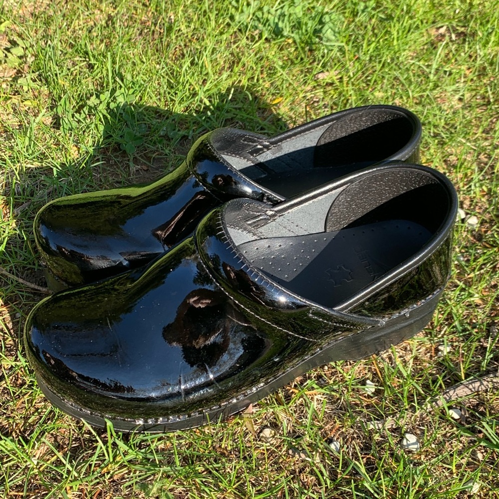 SOLD!  Dansko Clogs -NEW- Shiny Black -Size 9 (39)